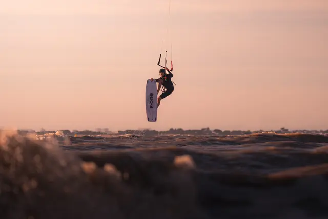 Cassien kitesurfing, photo by Olivier Schmitt