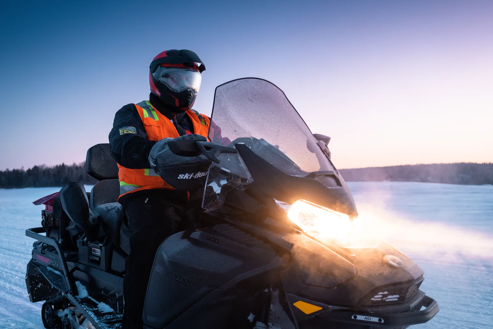 Photo corporate pour Canada Aventures Motoneige — motoneige en action
